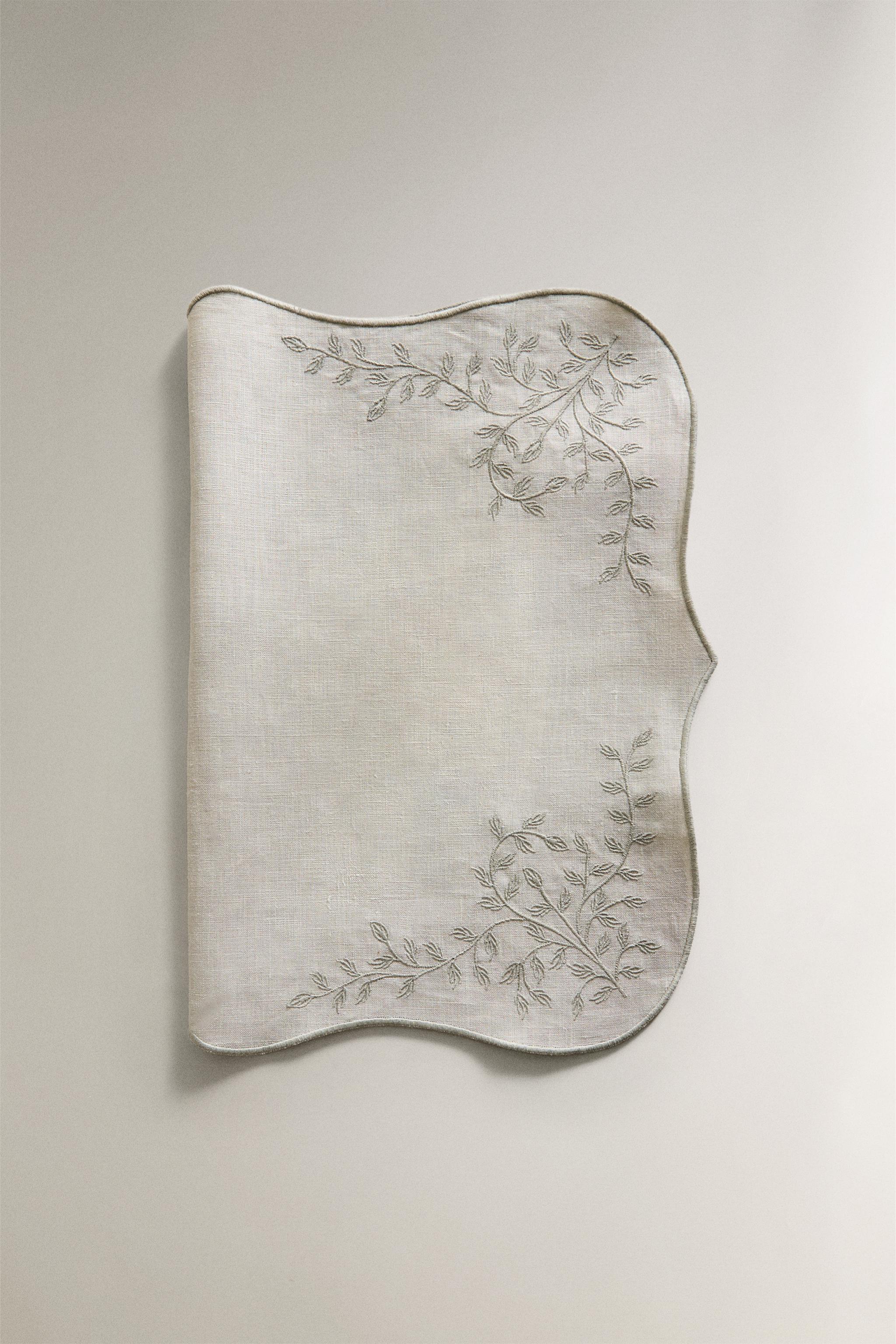 EMBROIDERED LINEN PLACEMAT WITH VEGETABLE MOTIFS